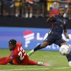 Alan Minda después de correr más de 60 metros y anotar su gol.