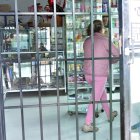 María tuvo que colocar rejas metálicas para evitar otro atraco violento.