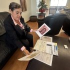 Gladys Torres tiene una serie de documentos relacionados con su madre, de quien la separaron a los 3 días de nacida.