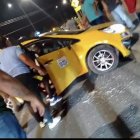 Sujetos en motocicleta atacaron a quienes viajaban en el taxi.