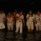 Los devotos ingresaron al mar cuando el reloj marcó las 24:00.