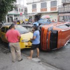 Uno de los vehículos implicados terminó volcado.