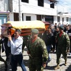 Los familiares recorrieron el barrio donde creció la oficial con el féretro que llevaba sus restos.