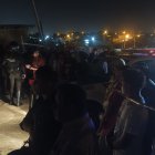 la gente se agolpó para mirar el procedimiento policial.