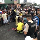 El cadáver quedó tendido en la vía luego del ataque.