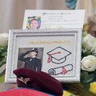 Encima del féretro colocaron un recuerdo que le hicieron a Aidita cuando se graduó como oficial.