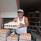 Las cubetas de huevos están envueltas en cinta para evitar que se rompan en el camino.