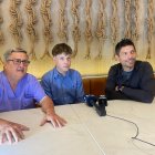 Eric Grauffel y su hijo Robin, junto a Roberto Gilbert, de la Federación de tiro práctico.