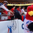 La mascota 'Capitán' se despide de los hinchas de Estados Unidos.
