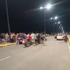La gente quedó conmocionada al ver a los baleados dentro de este automóvil.