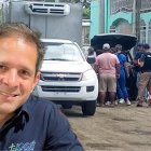 Agentes de Criminalística inspeccionaron el vehículo de la víctima.