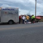 Vehículo de Medicina Legal llegó a recoger el cuerpo de la víctima.