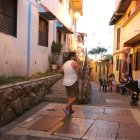 El callejón El Galeón es lugar de entrada a la cancha en la que se realizan las fiestas.