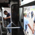 Los ladrones suelen mezclarse entre los pasajeros para subir a los buses y más adelante robar.