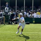 El ecuatoriano Escobar durante la disputa del partido de ayer que tuvo buen marco de público.