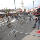 Manifestantes dañan algunas vallas en Quito.