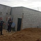 La víctima estaba en una cama con las manos y pies amarrados.