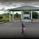 El ingreso al Fuerte Militar Napo es custodiado por el oficial de guardia y dos soldados.