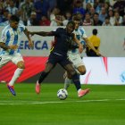 Moisés Caicedo fue una de las estrellas en el primer tiempo.