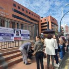 Carteles pegados en la entidad judicial donde se desarrolló la diligencia.