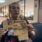 Historias paralelas. María Quito dice que Gladys Torres es su hija. Muestra un recorte de EXTRA de hace 25 años, cuando ella buscaba a su hija.