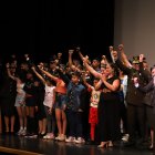 Niños, uniformados y equipo de producción agradecieron al cierre de la obra musical.