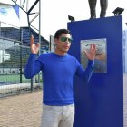 Jefferson Pérez, junto al monumento en su honor en el estadio Modelo Alberto Spencer de Guayaquil.