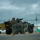 Personal de las Fuerzas Armadas custodiando Manta