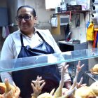 En un frigorífico exhibe su producto “fresco” que deleita a sus fieles usuarios.