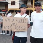 Con carteles, salieron moradores a las calles de la localidad lojana