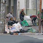 Los ‘cachineros’ dañan las fundas de basura y dejan los desperdicios regados.