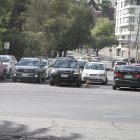 En este lugar hay personas que irrespetan las señales de tránsito y forman un carril adicional, en el norte de Quito.