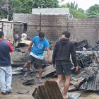 La morada en la que vivían nueve personas se quemó en su totalidad.