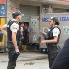 Policías acudieron a los exteriores del negocio para recoger indicios.