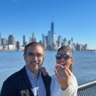 Pamela y Vicente recrearon una foto de la petición de mano, que se la hizo en agosto del año pasado.