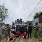 A los tres sospechosos les decomisaron unas armas de fuego.