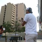 Andrea y su pareja llegaron a posar en las inmediaciones del cerco del edificio Fantasía.