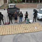 En total se encontró 251 paquetes rectangulares, que contenían cocaína.