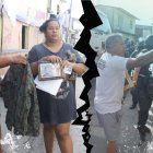 Estefanía Ramírez (blusa negra) sostiene la foto de su esposo, quien murió en un accidente. Su madre, la prenda de quien fue su yerno.