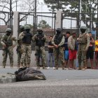 Los restos humanos estaban en costales de color negro.