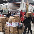 Varias cajas con mercadería sin documentos fueron incautadas por agentes policiales.