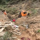 Bomberos de Loja lograron rescatar a dos personas.