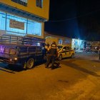 La camioneta y el taxi que fue conducido por la víctima fueron revisados por los agentes.