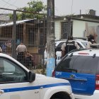 La policía llegó a la casa donde residía la bebita hallada muerta.