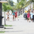 Niños, jóvenes y adultos pasean por el malecón de Las Palmas. Las actividades familiares también se reactivan de a poco en Esmeraldas.
