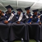 Adrián de Jesús (i) junto a Keny Arroyo (c) durante la ceremonia de los rayados.