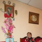 La creyente riobambeña tiene en su casa varias imágenes de la Virgen María.