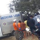 Agentes de la policía sacaron el cuerpo de la víctima para el procedimiento legal.