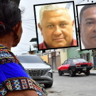 Vecinos de las víctimas observan con pesar el lugar donde se produjo el atentado. Aún se pueden ver manchas de sangre.