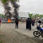 En Los Ríos, decenas de comuneros amanecieron quemando llantas y palos para expresar sus malestares.